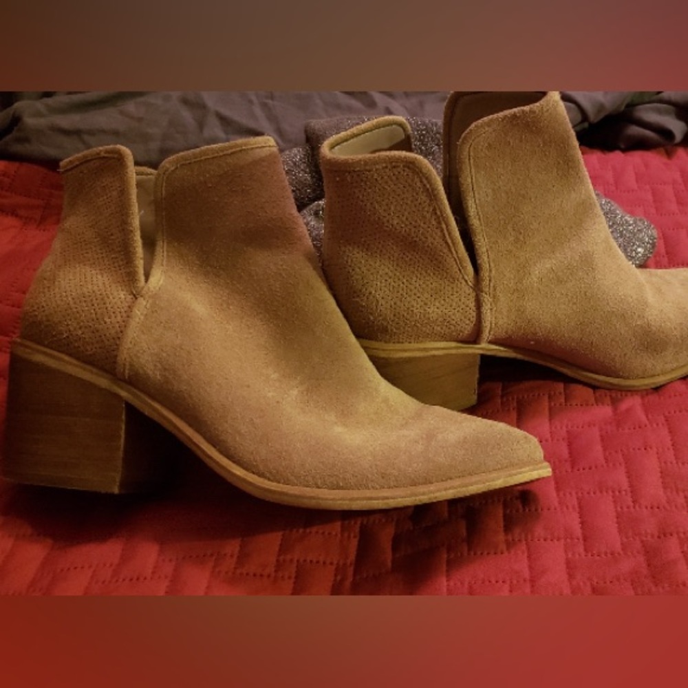 tan mini boots🤎